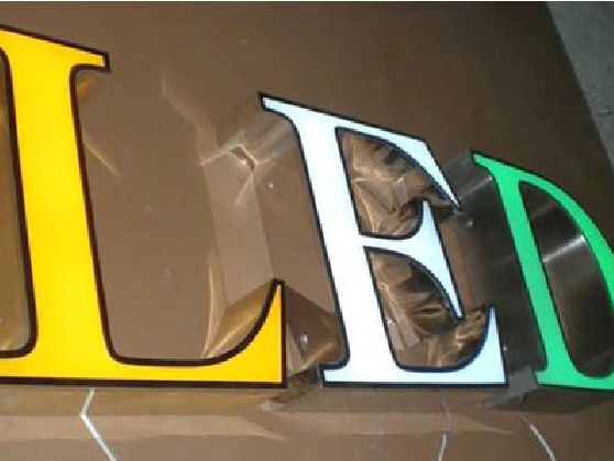 沐川介绍LED招牌的基础知识。